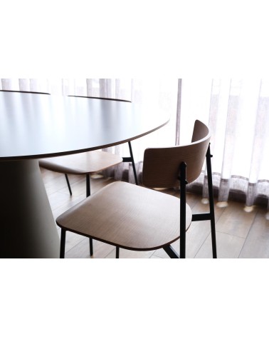 La silla Kol Metal Madera, diseñada por Ibon Arrizabalaga