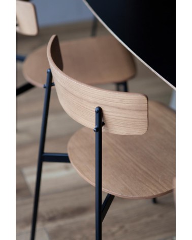 La silla Kol Metal Madera, diseñada por Ibon Arrizabalaga