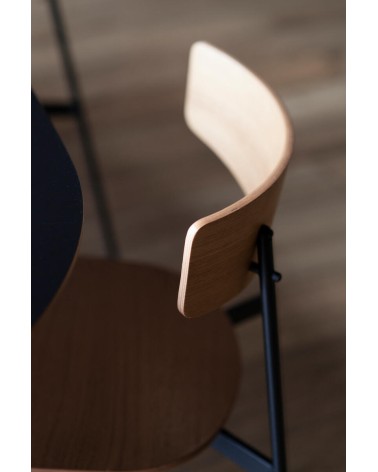 La silla Kol Metal Madera, diseñada por Ibon Arrizabalaga