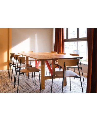 La silla Kol Metal Madera, diseñada por Ibon Arrizabalaga