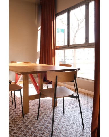 La silla Kol Metal Madera, diseñada por Ibon Arrizabalaga