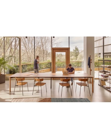 La silla Kol Metal Madera, diseñada por Ibon Arrizabalaga