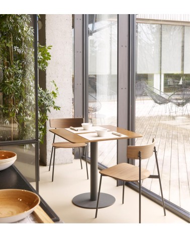 La silla Kol Metal Madera, diseñada por Ibon Arrizabalaga