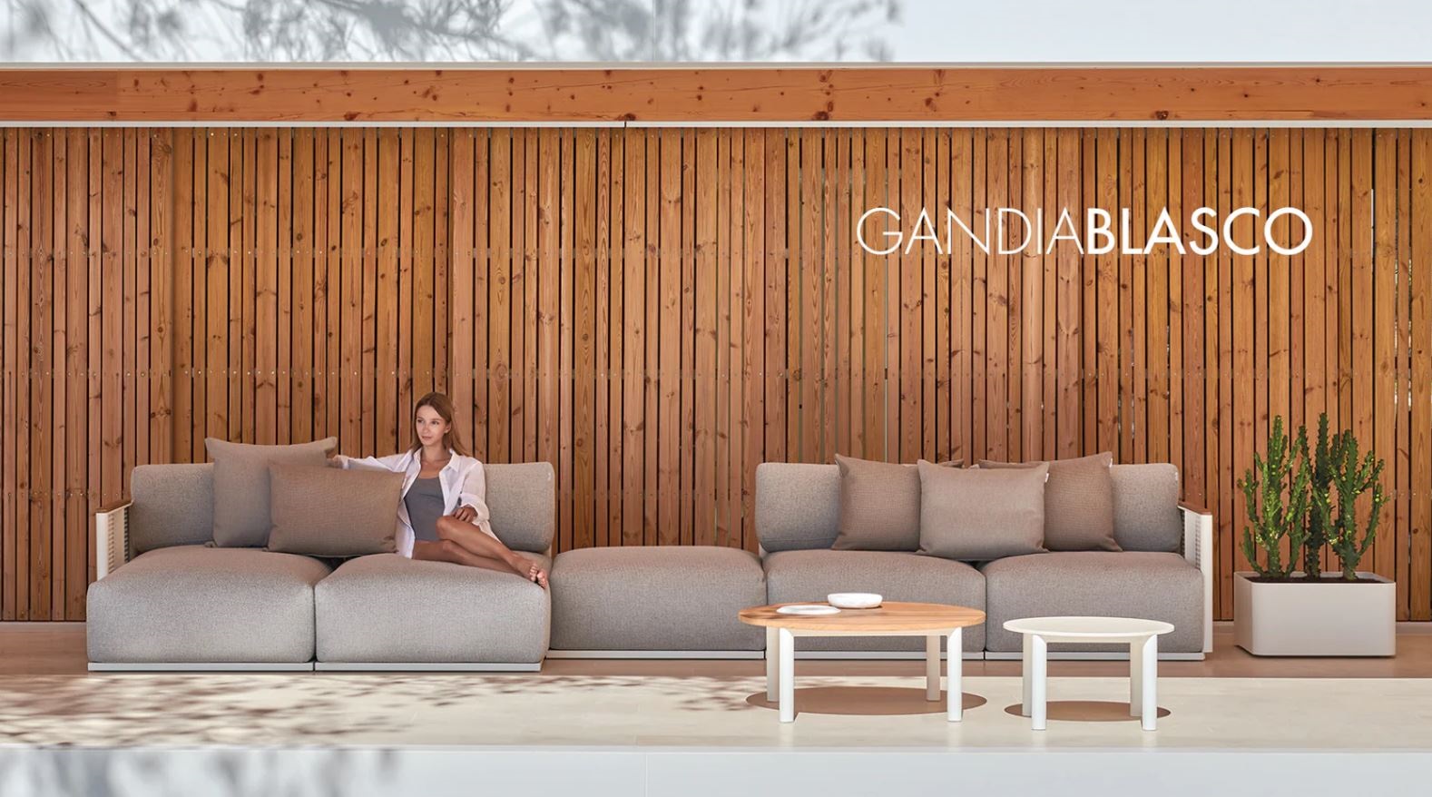 Sofá modular de gandia blasco en una terraza